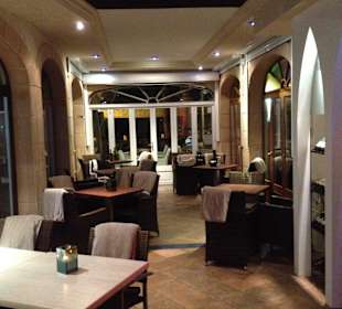 Sitzgelegenheiten am Weinregal