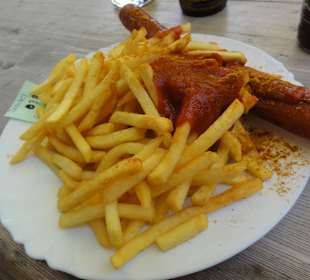 Currywurst mit Pommes