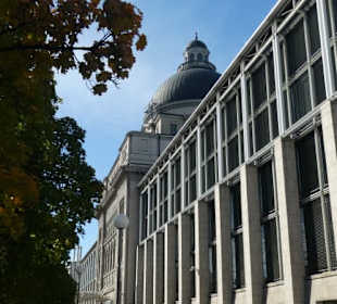 Bayerische Staatskanzlei im Osten vom Hofgarten