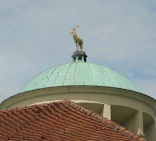 Kuppelbau mit goldenem Hirsch