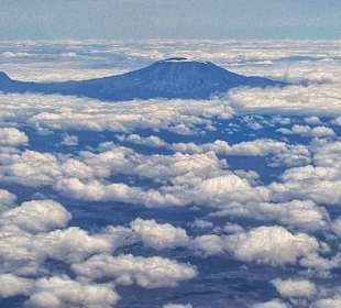 Kilimanjaro über den Wolken