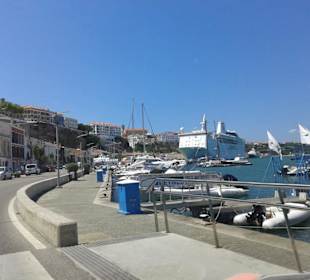 Schiff im Hafen Maó