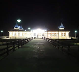 Seebrücke bei Nacht