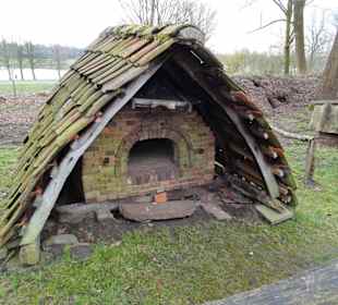 Blick auf eine Backhütte des Freilichtmuseums