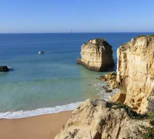 Praia da Ponta Grande – Strand und Steilküste