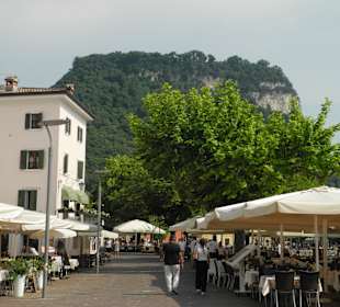 Unglaublich viele Aussenbewirtung in Garda