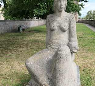 Die Elektra, mit einer Kugel in der linken Hand