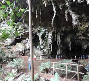 Höhle dunkel, Taschenlampe mitnehmen