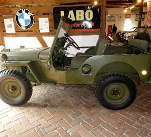 Willys Jeep am Eingang der Ausstellung