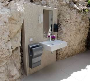 Eingang zu den sanitären Anlagen