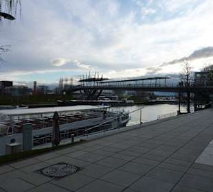 Brücke zur Autostadt mit Schiffsanleger
