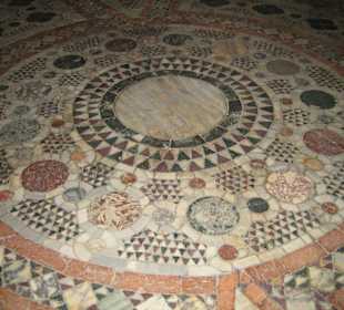 Wertvoller Mosaikfußboden im Erdgeschoß