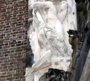 Figuren am Hauptportal