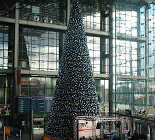 Weihnachtsbaum im Berliner Hauptbahnhof