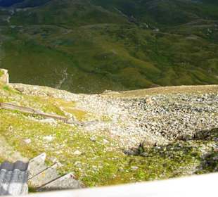 An der Hütte steil Bergab