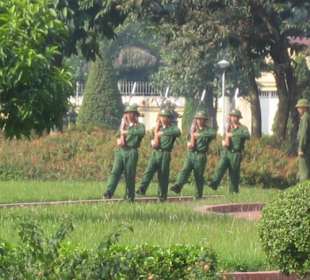 Die Soldaten üben hier das richtige Marschieren.
