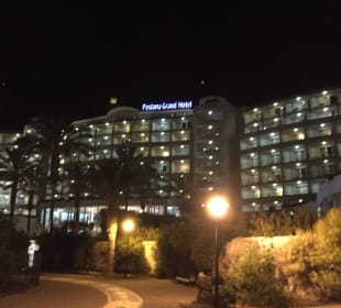 Hotel bei Nacht