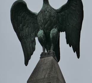 Obere Karlsbrücke: Reichsadler auf dem Obelisken