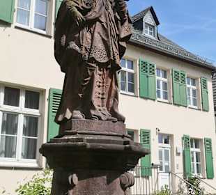 Eltville: im Kirchhof von St. Peter und Paul