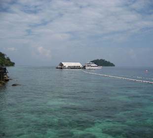 Die schwimmende Plattform von "Langkawi Coral"