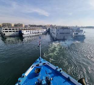 Schiffe reihen sich an Pier