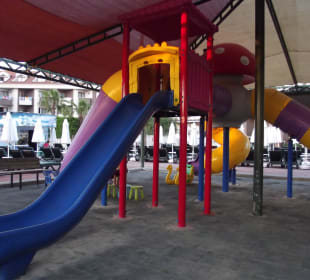 Spielplatz mit Rutschen