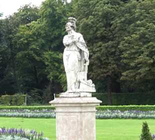 Großes Parterre mit Wasserfontäne