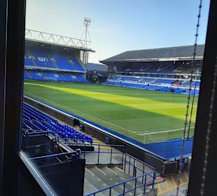 Blick vom  Fan Shop aus