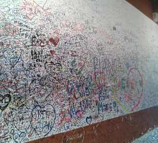 Liebesbotschaften an der Wand 