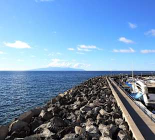 Hafen und Gomera