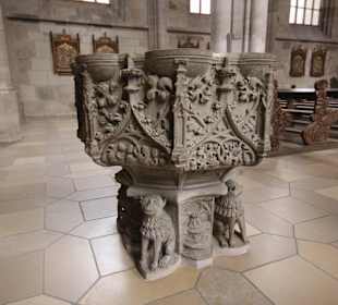 Achteckiger Taufstein