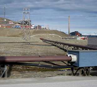 Kohlekraftwerk und Heisswasserleitungen