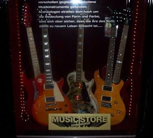 Schaukasten mit Gitarren im MusicalDome Köln