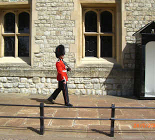 Wache vor dem Jewel-Tower