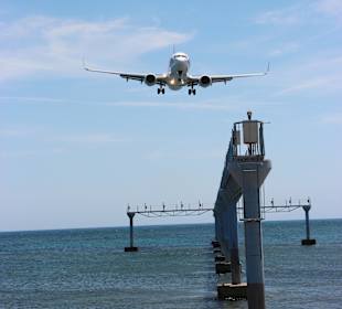 Anflug einer Passagiermaschine Strand von Arrecife
