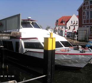 Durchfahrt eines Fahrgastschiffes