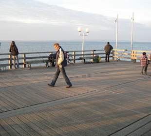 Blick auf die große Plattform am Ende der Brücke