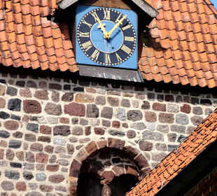 Uhr am Turm der Kirche