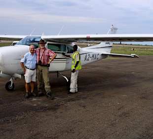 Mit Pilot vor der Maschine