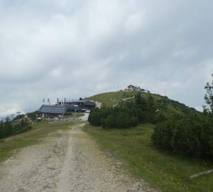 Blick auf Sonnenalm und Wank-Gipfel mit Wankhaus