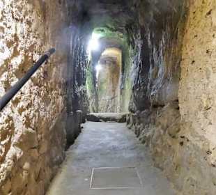 Rundgang durch die Felsgänge der Kasematten