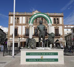 Statue des Herkules mit Löwen