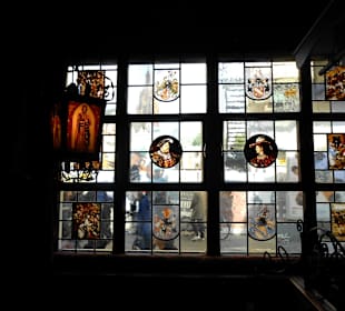 Buntes Glas mit Motiven