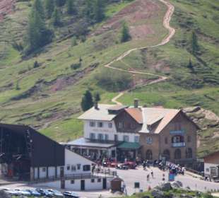 Falzarego Pass + Talstation Seilbahn
