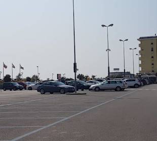 Rechts geht es noch weiter an Parkmöglichkeiten