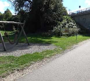 Schaukelweg an der Donau