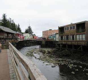 Unterwegs auf Holzstegen in der Creek Street