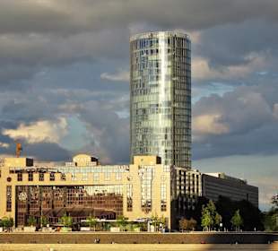 Sicht auf den KölnTriangle von der Altstadt