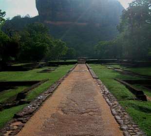 Weg zum Felsen, vor dem Aufstieg