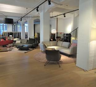 Rundgang durch das Gebäude von "stilwerk"